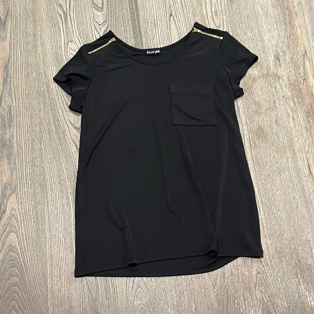 Express Tunic Top Short Sleeve Zipper Accent Chest Pocket Round Neck Black Small